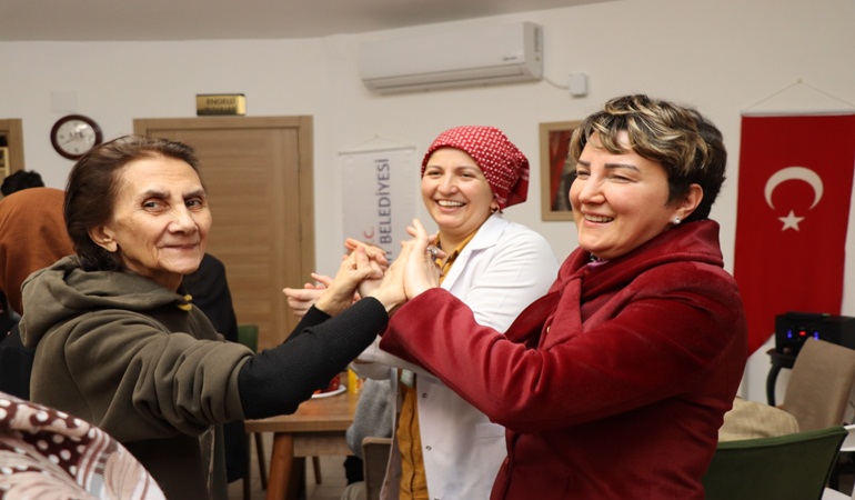 Pelin Coştur Filiz Alzheimer Yaşam Evi’ni çok beğendi