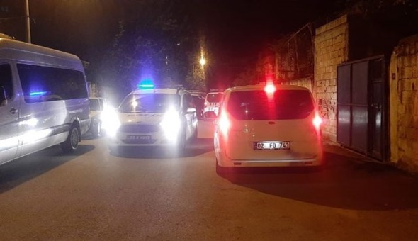 Pencerede İstiklal Marşı'nı söylerken kurşunlandı