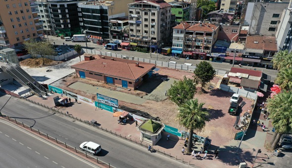 Pişmaniyeciler Meydanı’nda eski yapıların temelleri kaldırıldı