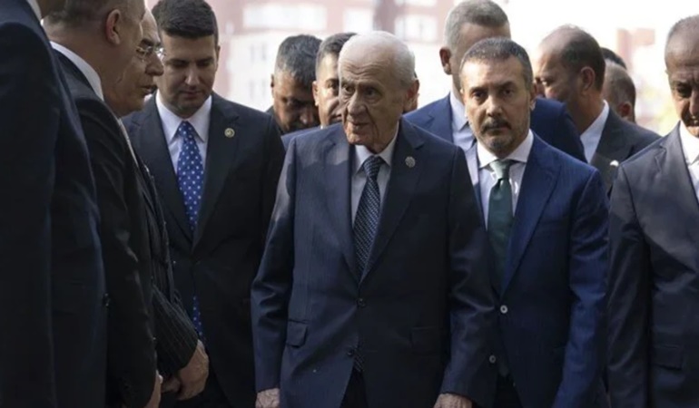 PKK liderini kucakladı, CHP'lileri taşladı!