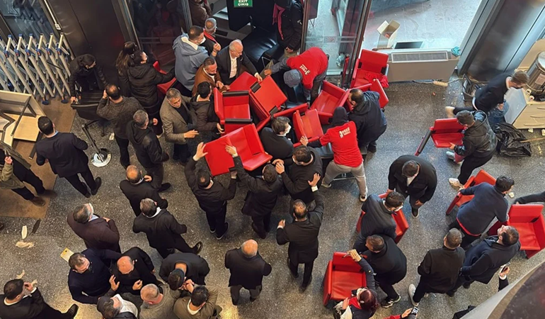 Polis CHP Genel Merkezi'ne girdi