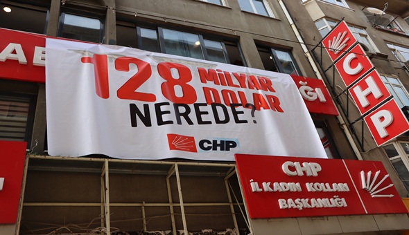 Polisler o afişleri parti binalarından da indirdi