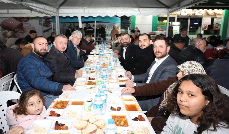 Rabbim bizi Ramazan’a kavuşturduğu gibi Bayrama da kavuştursun