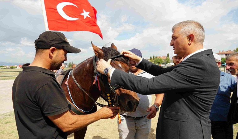 Rahvan At Yarışları Gölcük Koşusu’na yoğun katılım