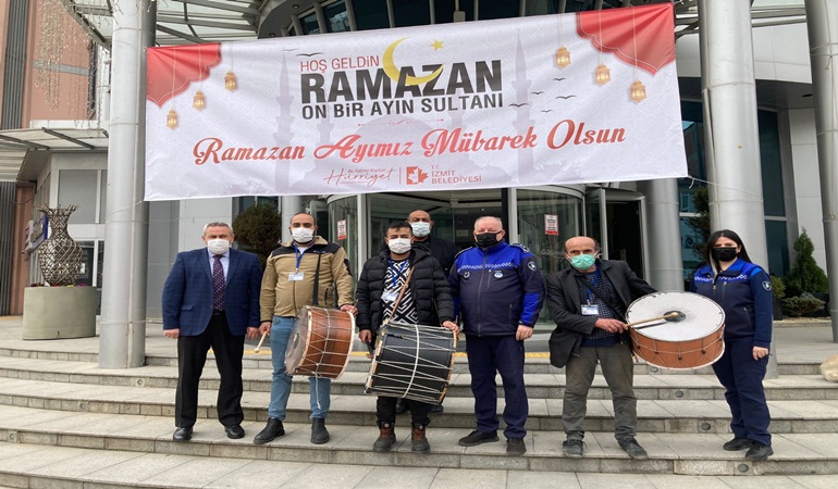 Ramazan davulcuları kimliklerini İzmit zabıtasından aldı