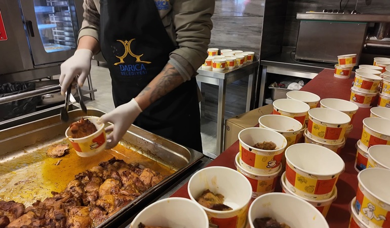 Ramazanda Darıca’da her gün ihtiyaç sahiplerine sıcak yemek