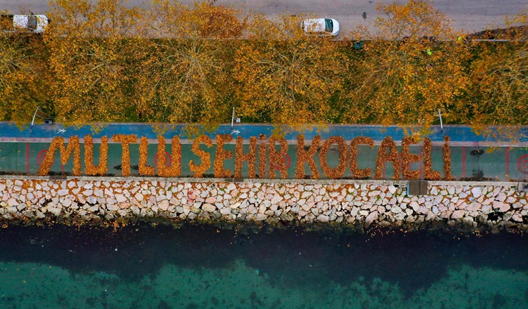 Rengarenk yapraklar dile geldi