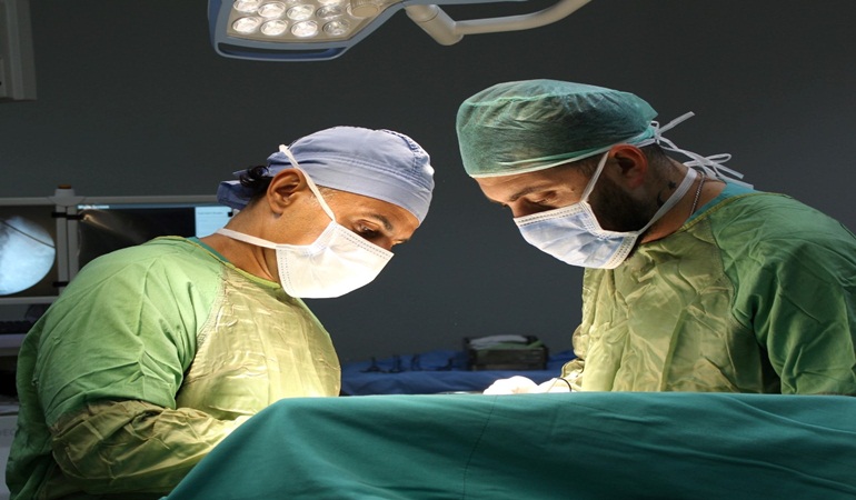 Rusya ve Kıbrıs’tan Atakent Cihan Hastanesi’ne ameliyat için geldiler