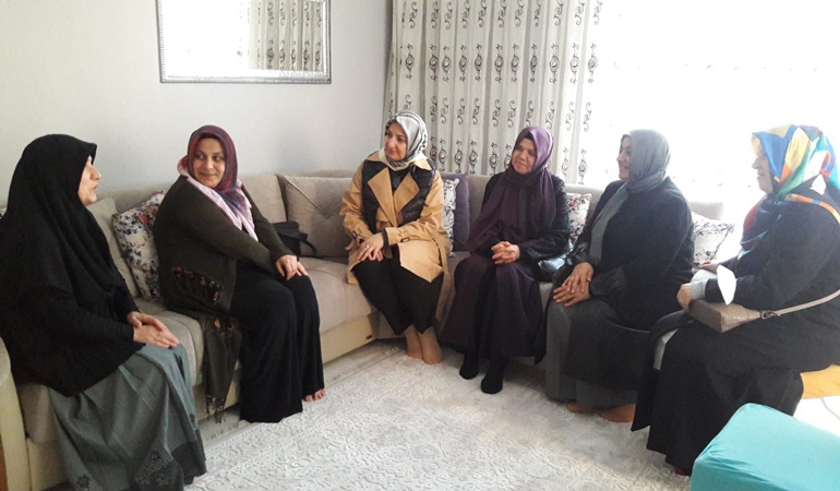 Saadet Partili kadınlar gönüllere dokunuyor