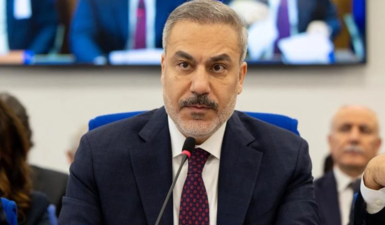 Sadece alaycı biçimde gülerek dinledi