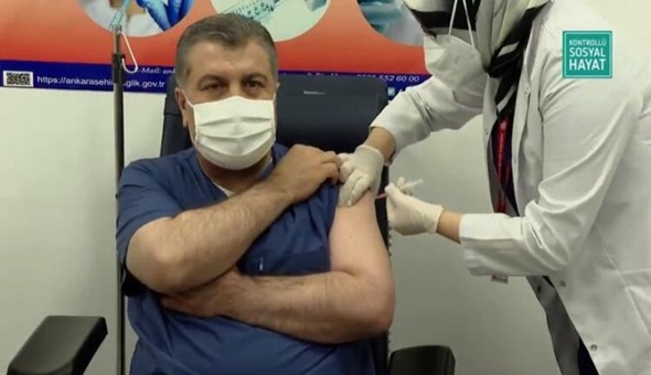 Sağlık Bakanı Koca anlı yayında korona aşısı oldu 