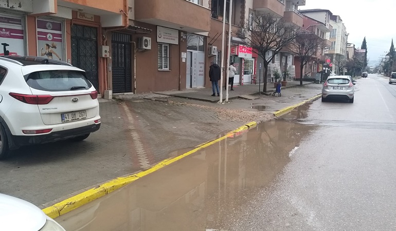 Sağlık Ocağı önü her yağmurda göle dönüyor!