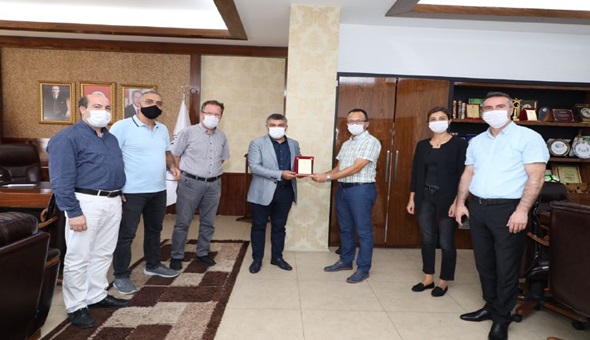Sağlıkçılardan Başkan Şayir’e teşekkür plaketi