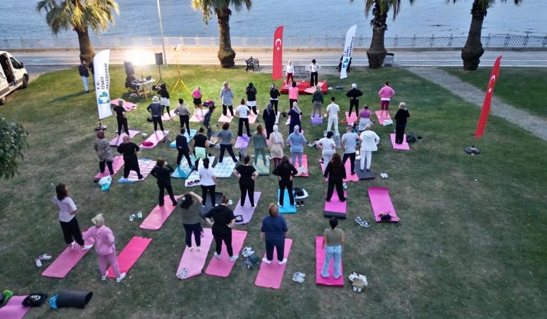 Sahil kenarında yoga!