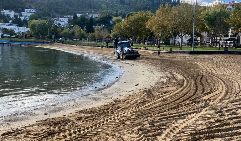 Sahillerde iğne atsanız yere düşmezdi! İn cin top oynuyor