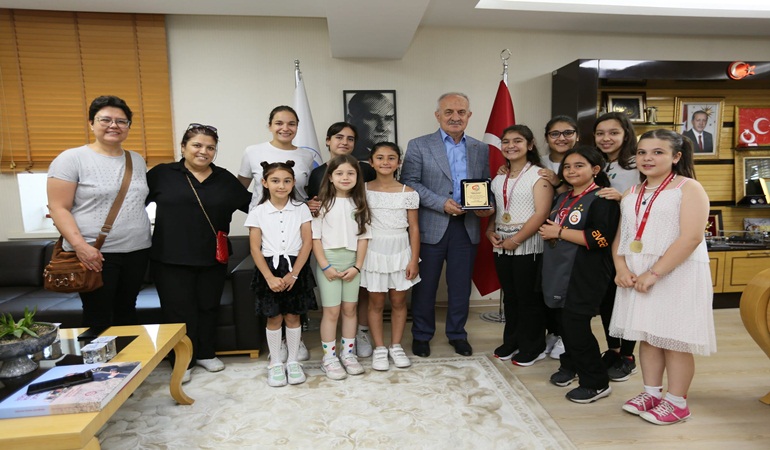 Şampiyon folklorculardan Başkan Aygün’e ziyaret