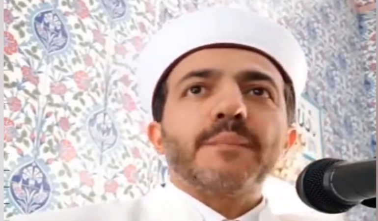 Şampiyon olan milli takımı 'baldırı açık kızlar' diye hedef aldı