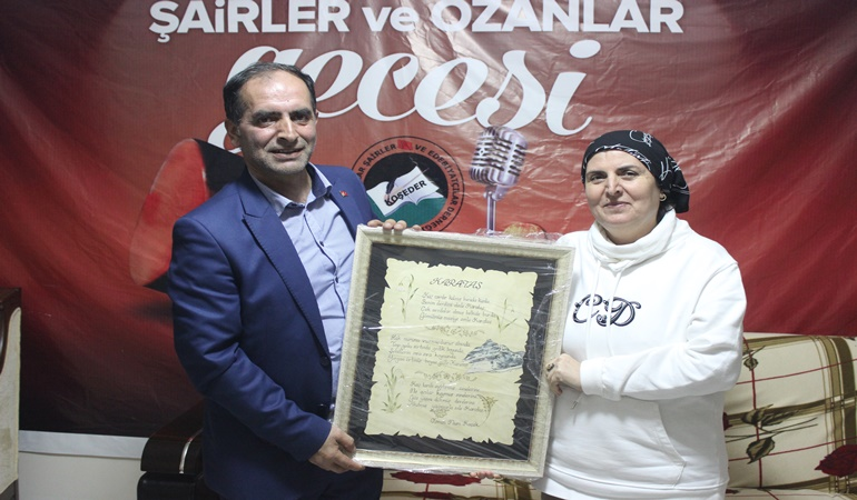 Sanatçı Uyar’dan şair aday Koçak’a hat sanatlı tablo