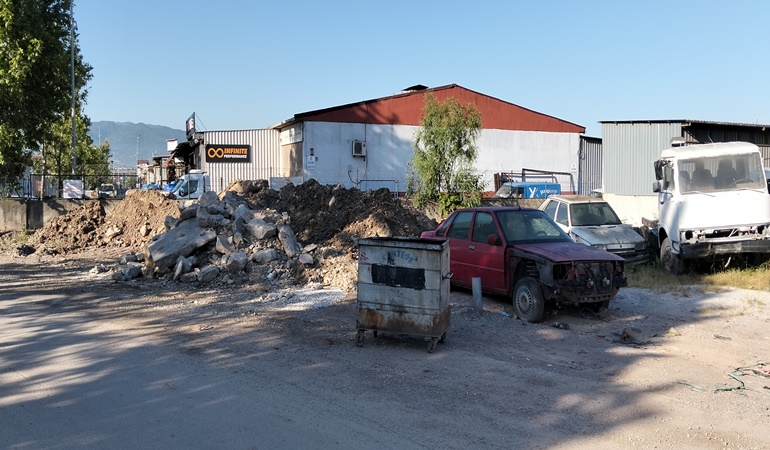 Sanayi sitesi çevresi deprem bölgesini andırıyor