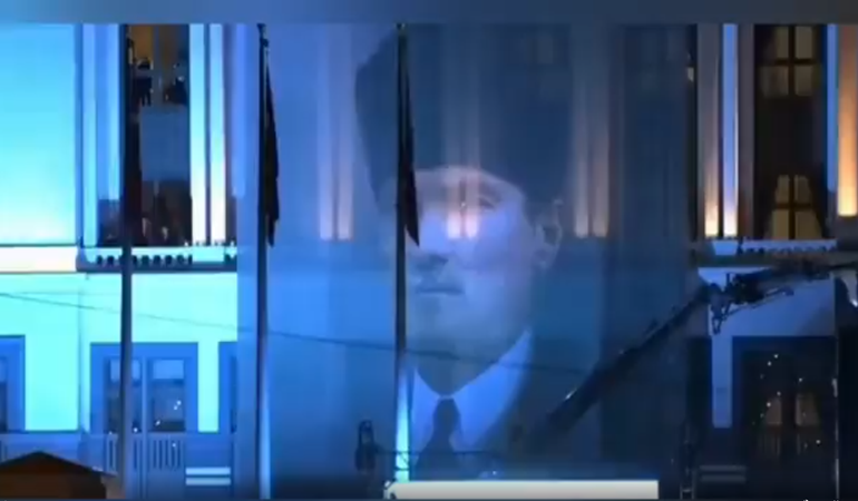 Saraya Atatürk'ün kalpaklı posteri asıldı