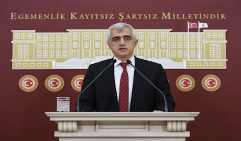 Sarı rengi, kırmızı rengi, yeşil rengi tehlike olarak görürsen Kürt sorunu biter mi bu ülkede?