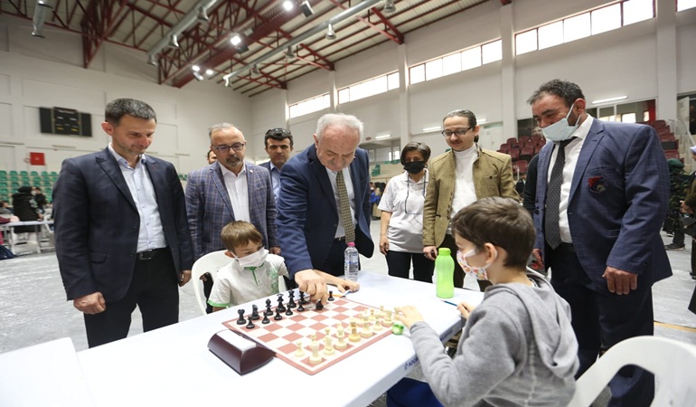 Satranç Turnuvası’nda ilk hamle Başkan Aygün’den