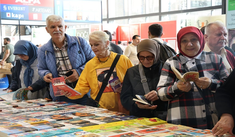 Saygınlar Kulübü üyelerine kitap hediye edildi