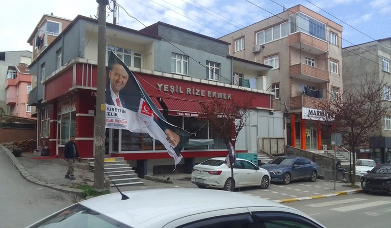 Seçim afişlerine bir saldırı daha