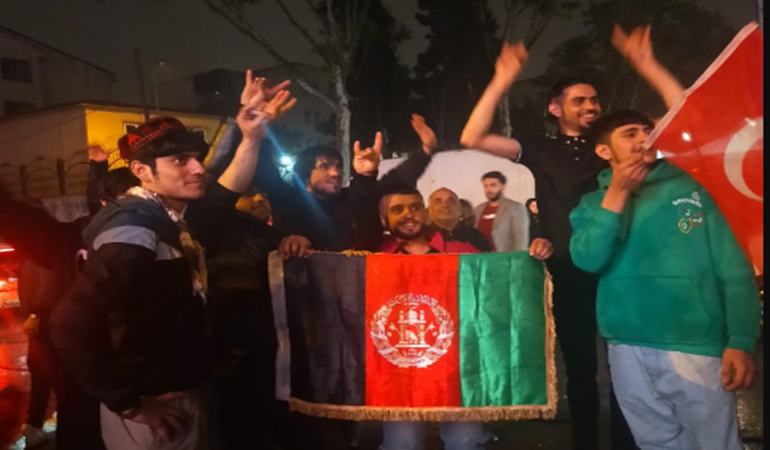 Seçim sonuçlarını Afgan bayrağı açarak kutladılar