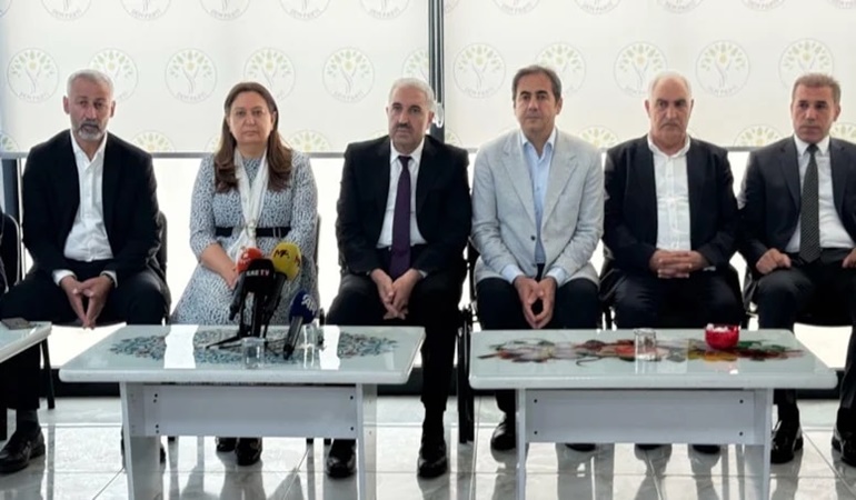 Seçimden önce bir sövmedikleri kalmıştı, seçimden sonra övmeye başladılar!