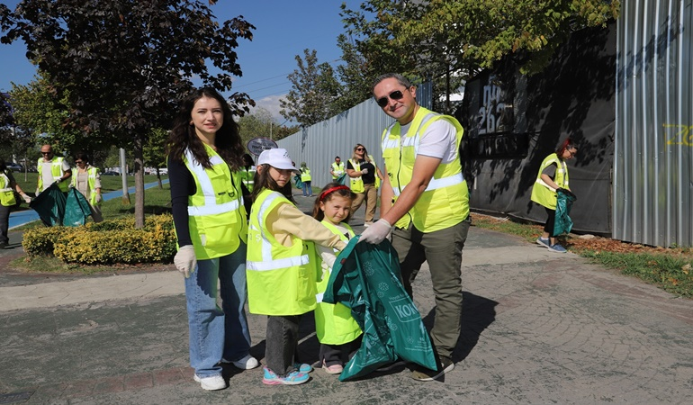SEDAŞ gönüllüleri piknik ve yürüyüş alanlarında biriken atıkları topladı