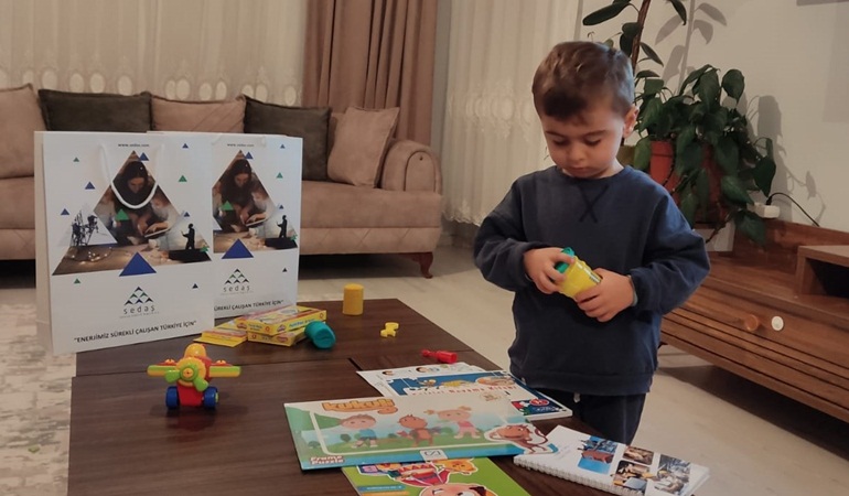 SEDAŞ, minik müşterisi Uğur Ali’yi evinde ziyaret etti 