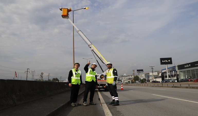 SEDAŞ, yol üzerindeki aydınlatma lambalarına el attı