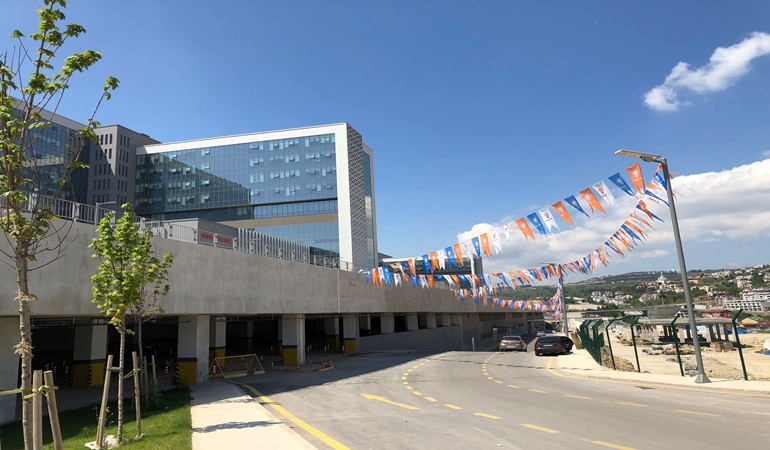 Şehir Hastanesi’nde hala AKP bayrakları asılı