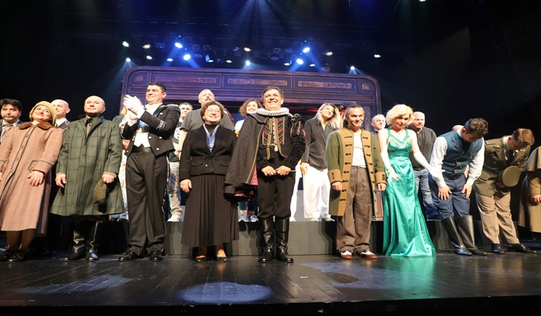 Şehir Tiyatrosuna usta oyunculardan tam not