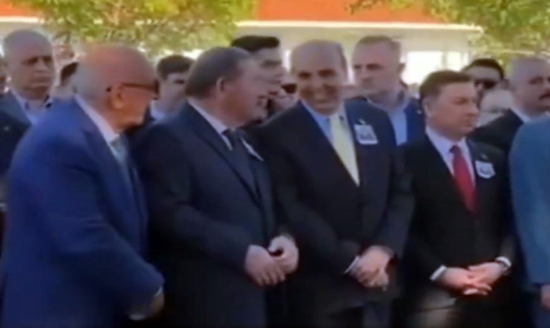 Şehit askerin cenaze töreninde kahkaha attı