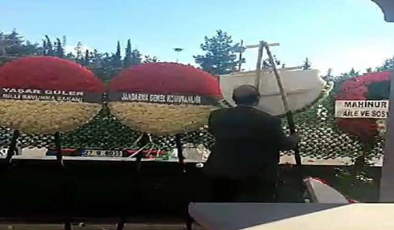 Şehit cenazesinde yine çelenk parçaladılar!