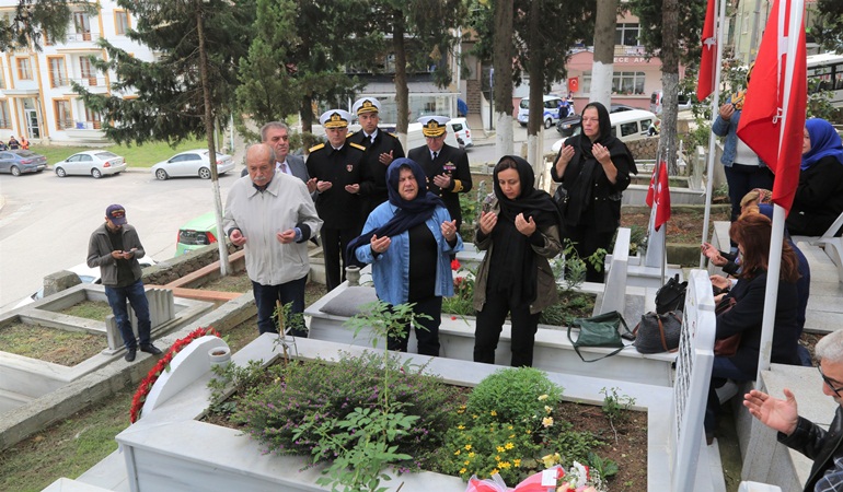 Şehit Deniz Akdeniz kabri başında dualarla anıldı