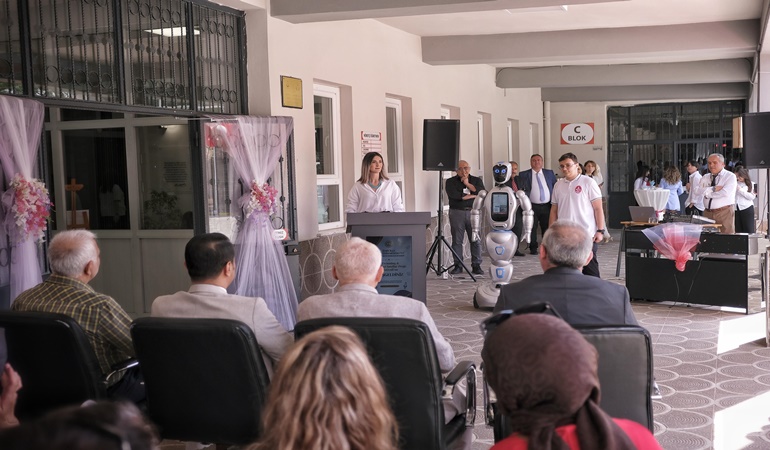 Şehit Özcan Kan Fen Lisesi festivalinde robot sahne aldı!