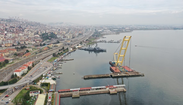 SEKA İskelesi yüzen vinçle yıkılıyor