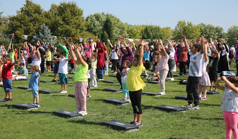 Sekapark’ta yüzlerce kişi spor egzersizi yaptı