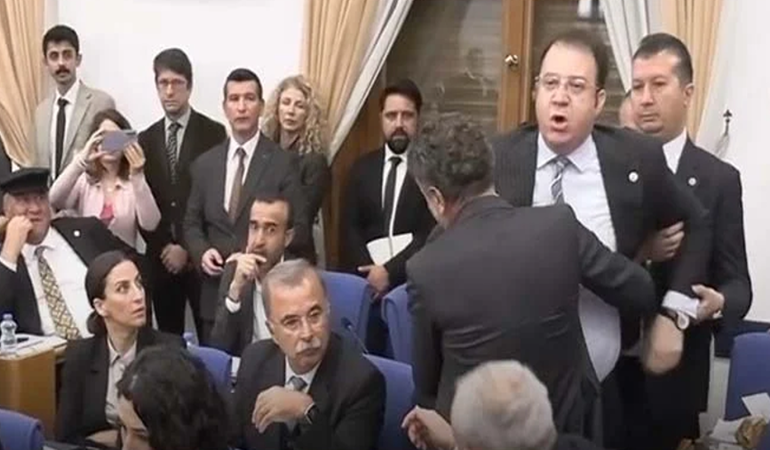 Sen mücahit misin, müteahhit misin söyle!