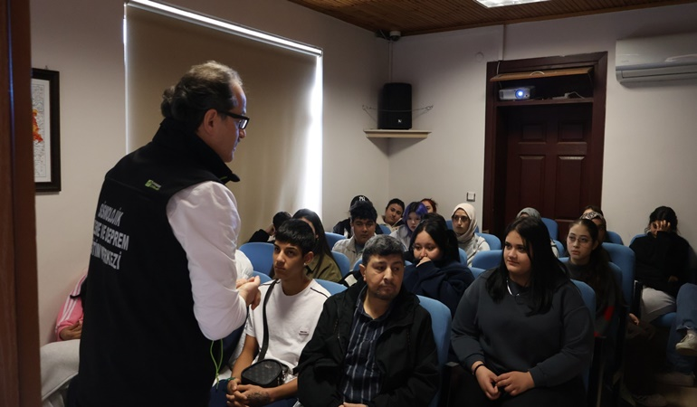 Senaryolar eşliğinde deprem anını deneyimlediler