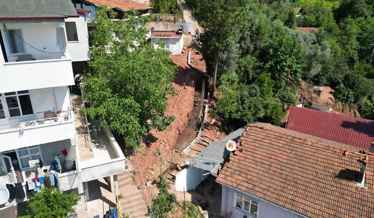 Serdar Mahallesi’nde yeni merdiven ve istinat duvarı mesaisi