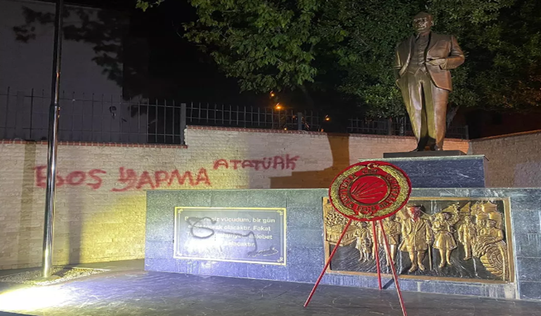 Şerefsizler Atatürk anıtına saldırdılar