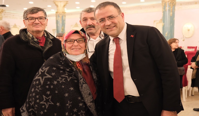 Sertif Gökçe, Yenikent Mahallesi’nde partililerle kucaklaştı