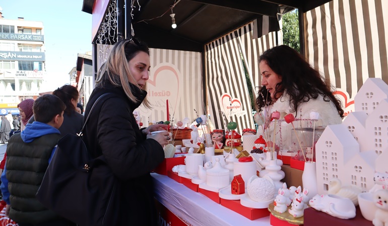 Sevgililer Günü El Emeği Pazarına vatandaşlardan yoğun ilgi