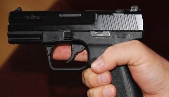 Silahla oynarken arkadaşını öldürdü