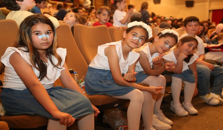 Sirk ve İllüzyon gösterisi ile 23 Nisan neşesi