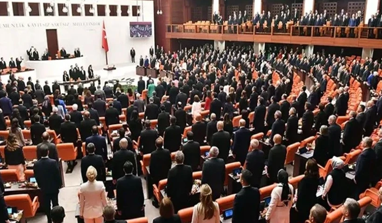 Siyasi kulislerde referandum ve erken seçim senaryosu konuşuluyor
